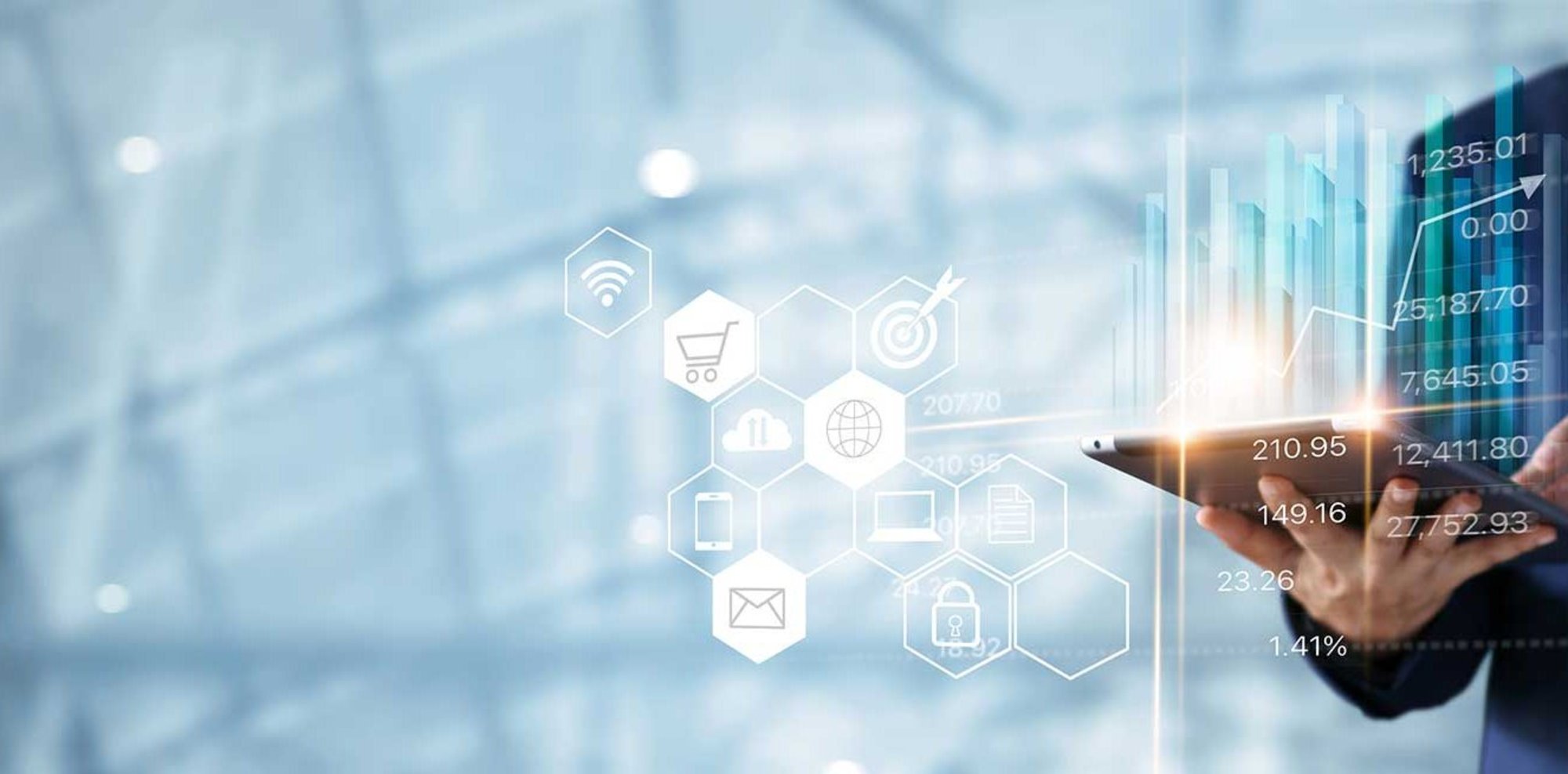 Geschäftsmann mit Tablet, der Verkaufsdaten und ein Diagramm zum Wirtschaftswachstum analysiert.