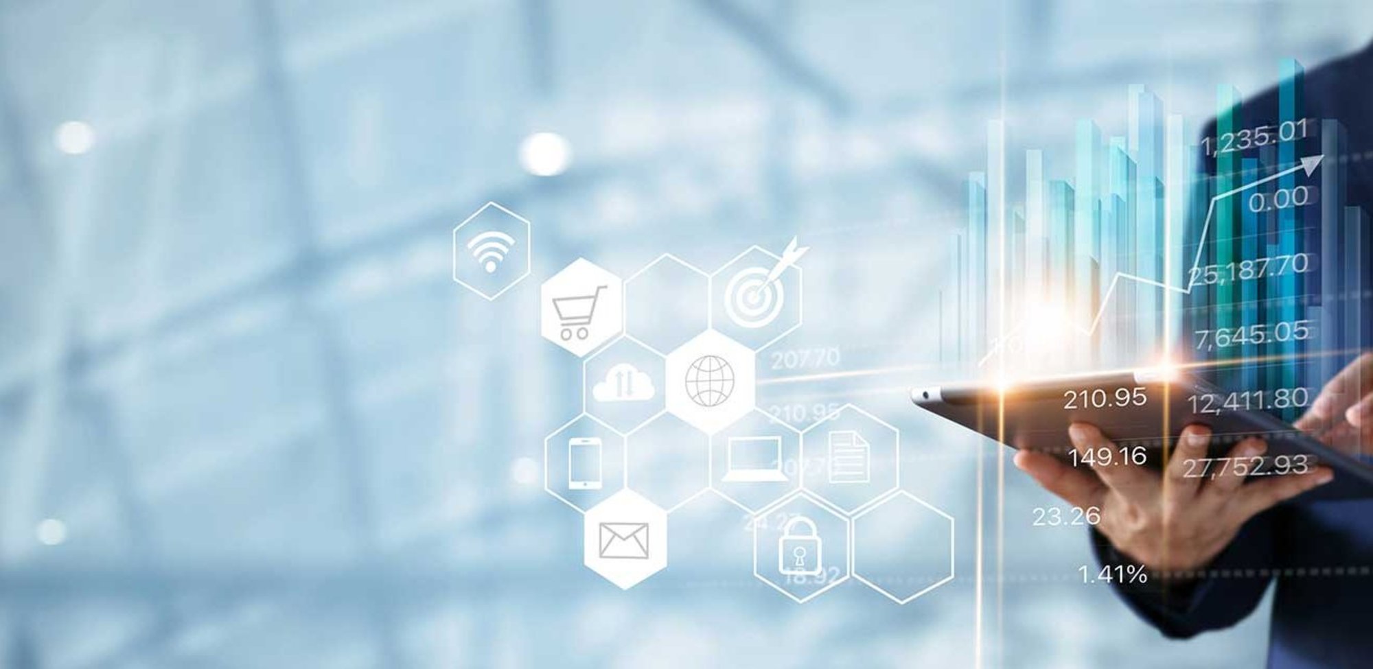 Geschäftsmann mit Tablet, der Verkaufsdaten und ein Diagramm zum Wirtschaftswachstum analysiert.