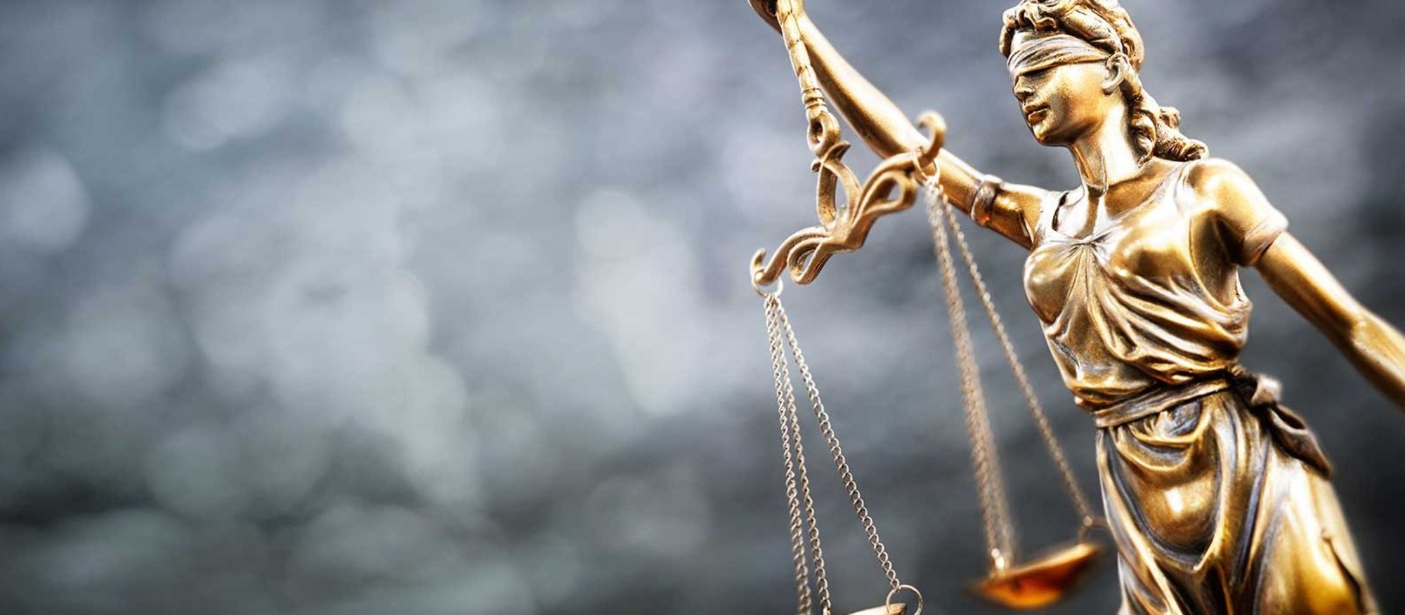 Recht und Gesetz Konzept Statue von Lady Justice mit Waage der Gerechtigkeit